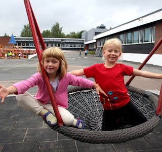 SKOLESTARTERE: Helena (6) og Elma (6) begynner på Rødtvet skole på mandag, noe de gleder seg til. Foto: