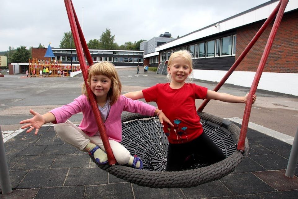 SKOLESTARTERE: Helena (6) og Elma (6) begynner på Rødtvet skole på mandag, noe de gleder seg til. Foto: