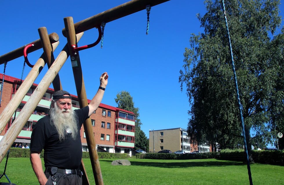 ALDRI SKJEDD FØR: Vaktmester Jon Gabrielsen i Mellomgården borettslag har aldri vært borti noe lignende. Foto: