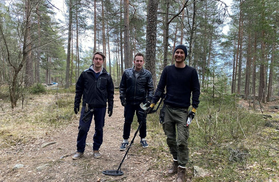 Kim Alexander Bjerknes (Veitvet, f.v.), Kenneth Bjerknes (Lørenskog) og Daniel Sunzenauer (Tøyen) var på jakt etter gamle skatter i skogen ved hestejordene på Rødtvet første påskedag. Foto: