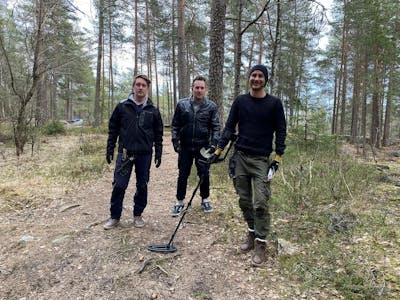 Kim Alexander Bjerknes (Veitvet, f.v.), Kenneth Bjerknes (Lørenskog) og Daniel Sunzenauer (Tøyen) var på jakt etter gamle skatter i skogen ved hestejordene på Rødtvet første påskedag. Foto: