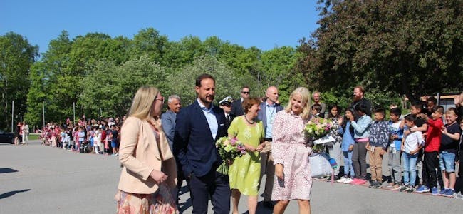 PÅ BESØK: Kronprins Haakon og Kronprinsesse Mette-Marit tok turen til Linderud skole for å lære mer om skolen og høre om elevenes skoleprosjekt. Foto: