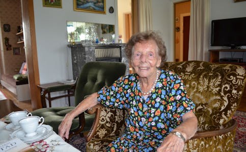 SPREK DAME: Aslaug Thoresen har fylt 102 år men er fortsatt sprek nok til å bo hjemme i leiligheten på Flaen. Foto: