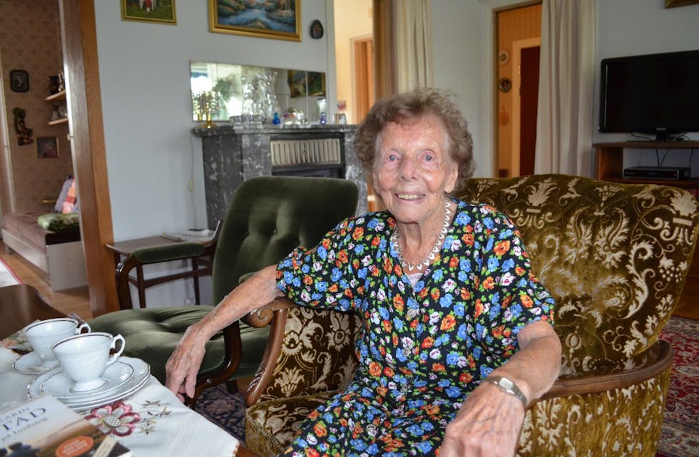 SPREK DAME: Aslaug Thoresen har fylt 102 år men er fortsatt sprek nok til å bo hjemme i leiligheten på Flaen. Foto: