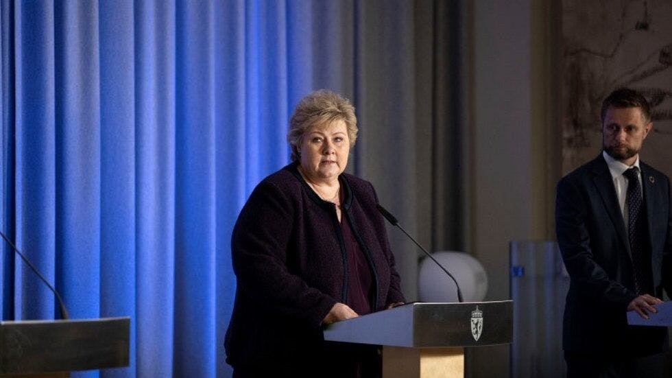 Statsminister Erna Solberg og helse- og omsorgsminister Bent Høie på pressekonferansen om videreføring av tiltakene mot koronasmitte 24. mars 2020. (Foto: Jan Richard Kjelstrup/Arbeids- og sosialdepartementet.) Foto: