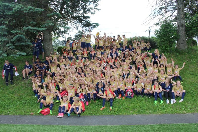 HURRA FOR HSIL: 130 blide deltakere, et utvalg trenere, og én Marit Bjørgen jubler for Høybråten og Stovner Idrettslag. Foto: