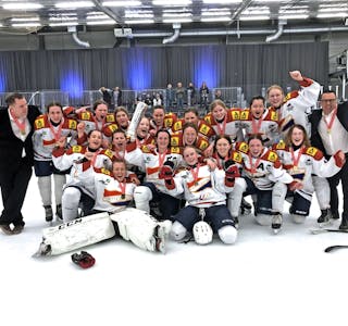 NORGESMESTRE: Hasle-Lørens ishockeydamer er norgesmestre etter å ha banket Stavanger i NM-finalen. Foto: