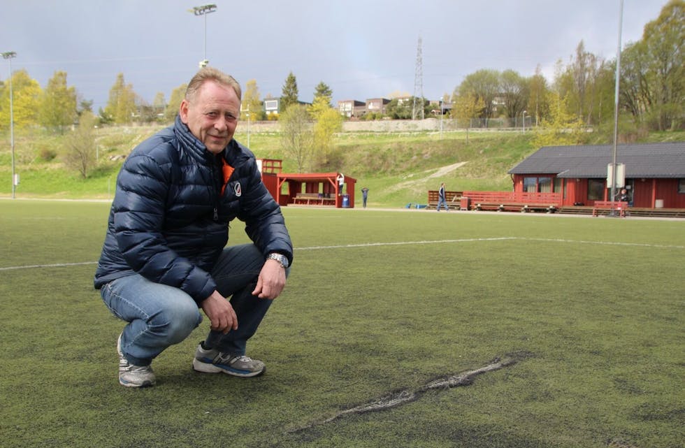 SYNLIG BETONG: Forholdene på Lørenbanen får klubbens fotballeder Jan Erik Andersen til å se rødt, nå krever han at kommunen kommer på banen.  Foto: