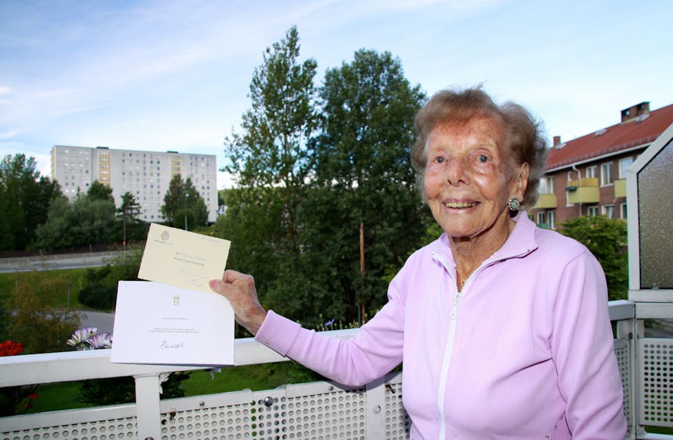 JUBILANT: Aslaug Thoresen har de siste 70 årene vært bosatt på Flaen. Her stortrives hun. På fredag rundet hun 100 år, og fikk da brev av både Kongen og ordføreren. Foto: