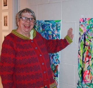 GLAD I FARGER: Grethe Traph er glad i fargerike motiver. Hun maler gjerne abstrakt for å skille seg ut. Foto: