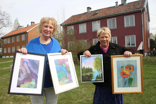 UTSTILLING PÅ KAFEEN: Sammen med resten av maleklubben på Årvoll gård stiller Inger Margrethe Eriksen (t.v.) og Grethe Solheim ut bildene sine på Kafé Steinbra. Der blir det en god blanding av abstrakte og figurative bilder. Foto: Martine Myhre