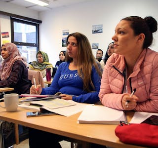 PÅ KURS: Nevena Fat (foran t.h.) går på norsk-kurs hos LIN. Målet er øke jobbmulighetene med bedre språkferdigheter. Foto: