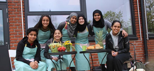 SKAL DRIVE KAFÉ: Mohammed Qasim Sheikh (13), Amina Imran Butt (13), Malaika Bilal Mustafa (13), Faiza Khalid (15), Selvamina Demirci (15), Samia Farid (16) og Zoia Hussain (15) prøver ut hvordan kafeen skal se ut. Foto: