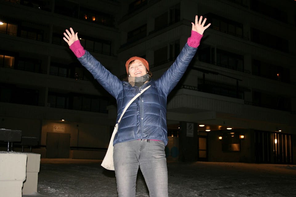 EN INNSATS FOR ANDRE: Marianne Helle liker å se nøyaktig hva hennes bidrag gjør. Derfor har hun besøkt Oslo sentrum på kalde vinterkvelder for å gi bort varme klær, soveposer og varm drikke til dem som ikke har et trygt sted å være. Foto: Caroline Hammer
