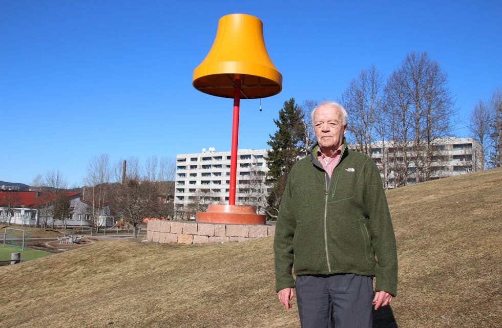 – HELT LATTERLIG: Helge Bjørn Tesaker synes det er flaut at verdens største lampe står uten lys. Foto: