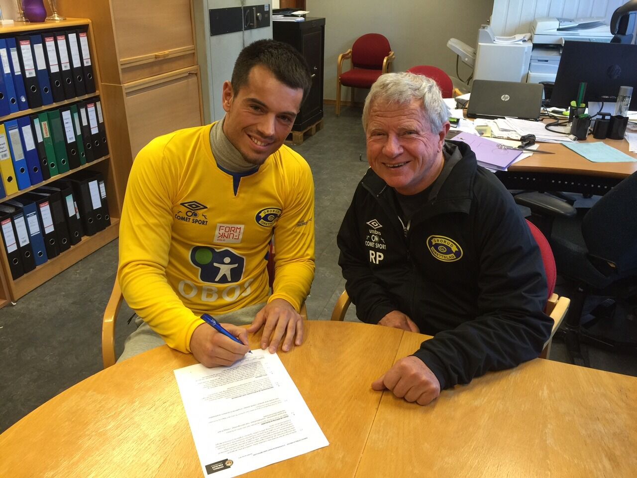 SKREV UNDER 1: Tidligere Strømsgodset-spiller Bardh «McG» Shala har skrevet under for Grorud fotball. Her med klubbleder Richard Pedersen. Foto: Miguel Paulos