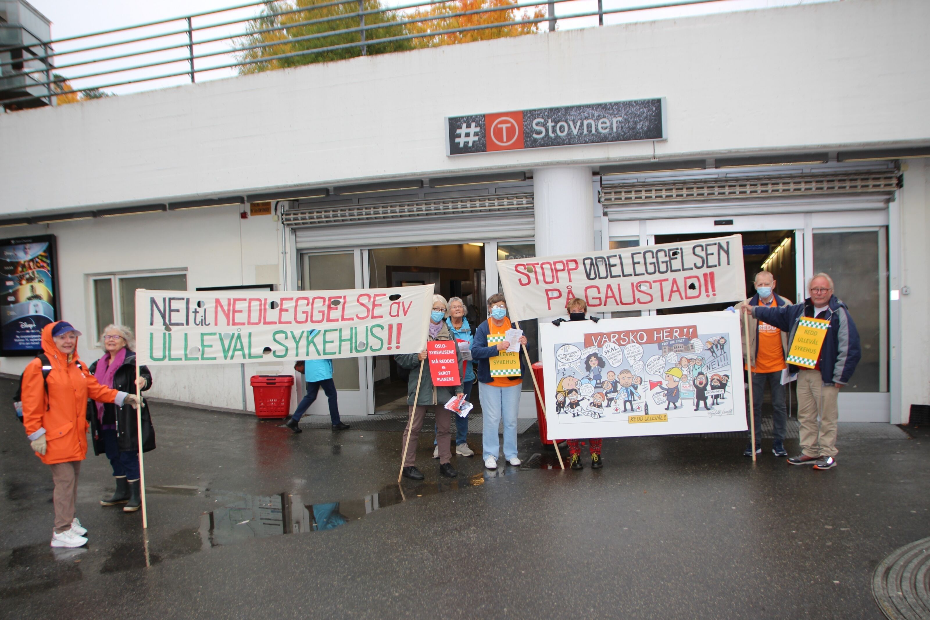 ØKER PRESSET: Sykehusdemonstranter stilte seg opp utenfor Stovner t-banestasjon for å spre kunnskap om dagens sykehussituasjon. Foto: