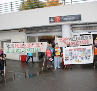 ØKER PRESSET: Sykehusdemonstranter stilte seg opp utenfor Stovner t-banestasjon for å spre kunnskap om dagens sykehussituasjon. Foto: