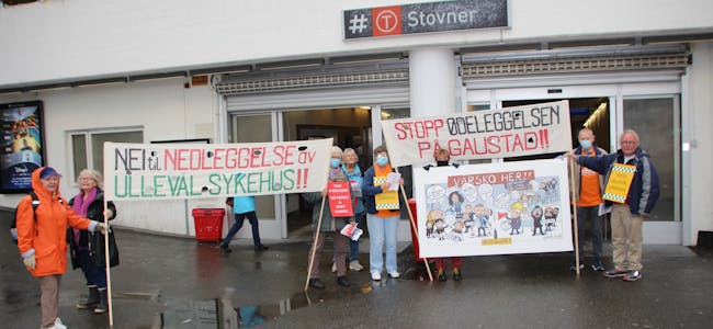 ØKER PRESSET: Sykehusdemonstranter stilte seg opp utenfor Stovner t-banestasjon for å spre kunnskap om dagens sykehussituasjon. Foto:
