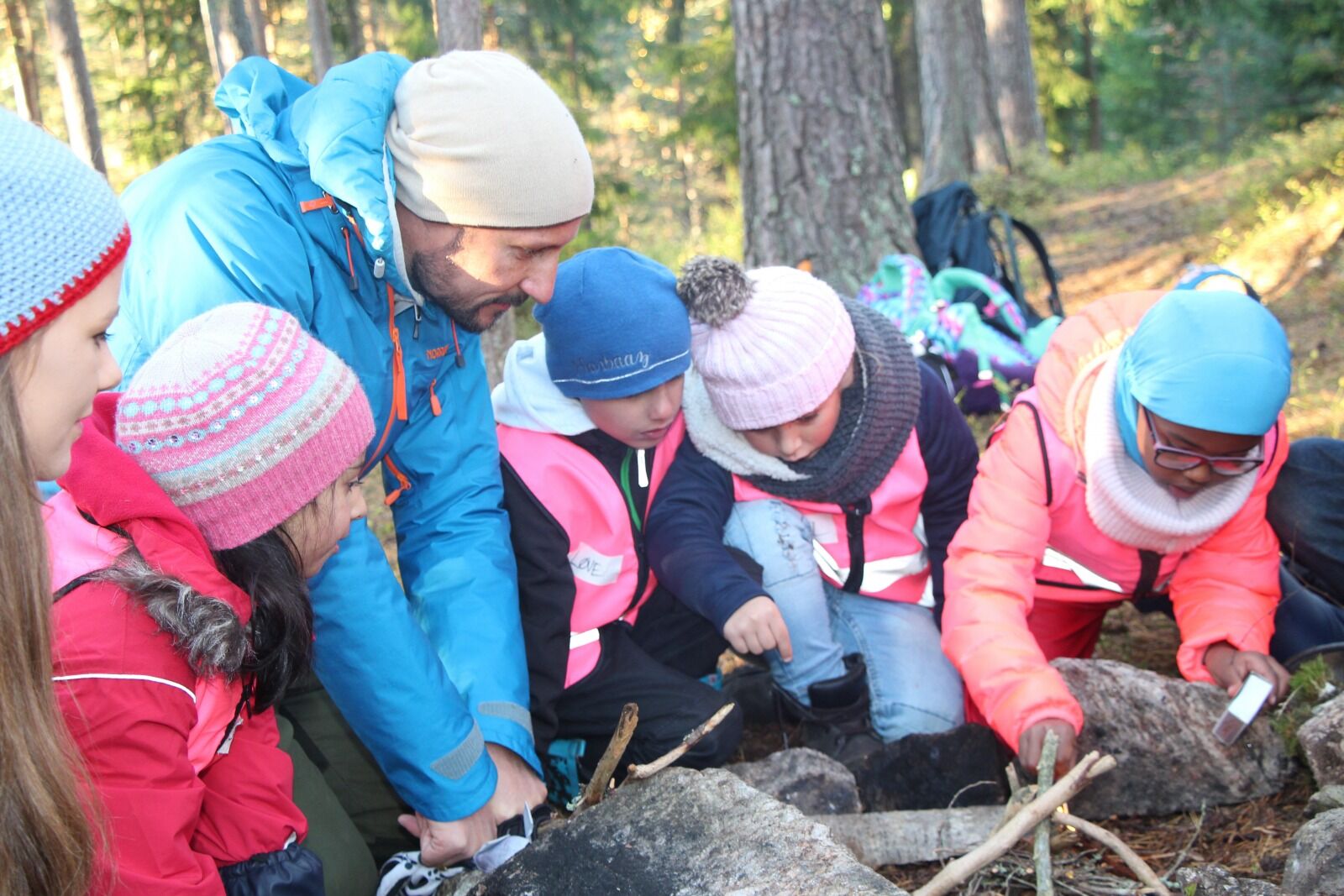 FIKK ILD: Elevene fikk tent bålet mens kronprins Haakon så på.  Foto: