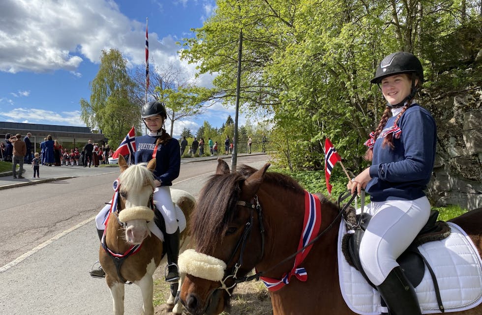 Trine (t.v.) og Nina fra Nordtvet rideskole tok følge med korpset fra Ammerudhjemmet. Foto: