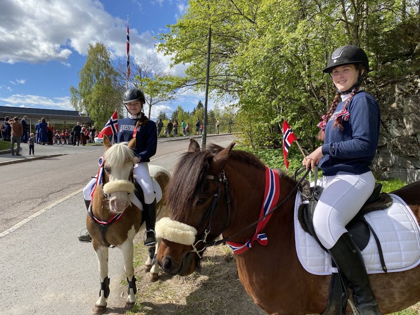 Trine (t.v.) og Nina fra Nordtvet rideskole tok følge med korpset fra Ammerudhjemmet. Foto: