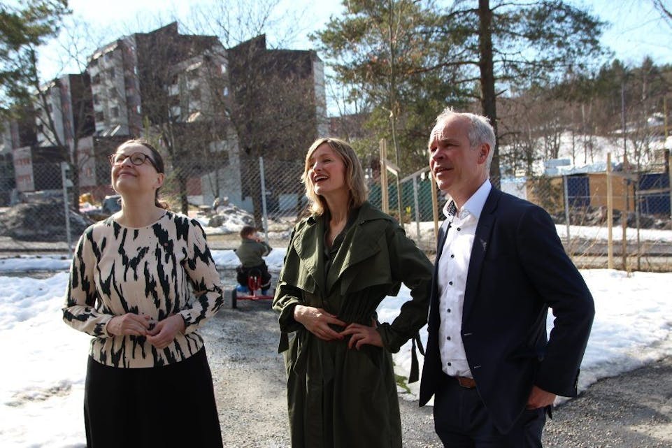SE, SÅ FIN: To kunnskapsministre og en oppvekstbyråd lot seg imponere av Haugenstien barnehage. F.v.: Anna Ekström, Inga Marte Thorkildsen og Jan Tore Sanner. Foto: