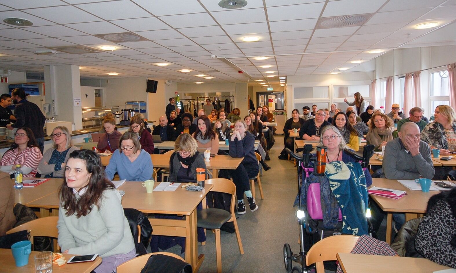 POPULÆRT FOR MANGE; Både studenter og frivillige fylte opp i Nærmiljøhuset. Foto: