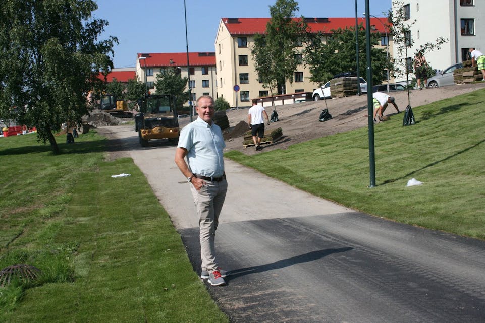 SISTE FINPUSS: Audun Aardal, rektor på Årvoll skole, fryder seg over at det snart er ferdig med arbeider utenfor skolen. Foto: