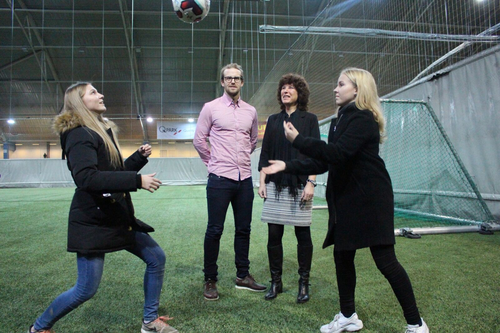 EN ANNERLEDES SKOLEHVERDAG: Rektor Trine Øiseth og assisterende rektor Espen Sandnes Frøystveit ser frem til å tilby fotball toppidrett på Valle Hovin. Opptaket baseres blant annet på ferdighet, noe disse to håpefulle headerne viser i massevis. Foto: