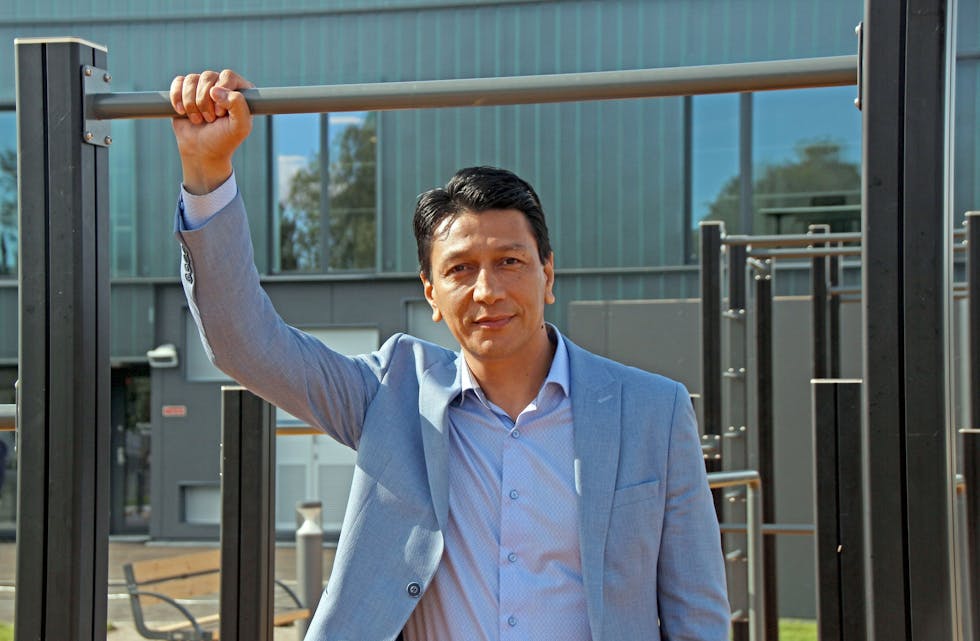 STOLT: Bydelsdirektør Ayub Tughra, her foran Grorud Flerbrukshus, er stolt over bydelens idrettslag, og mener de gjør en fantastisk innsats i pandemien. Foto: