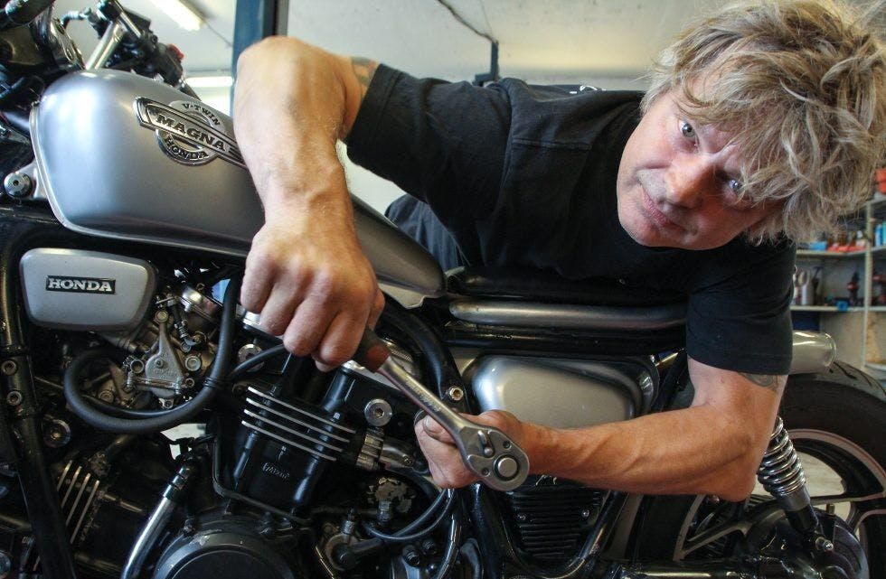 INGEN STJERNENYKKER: Mens andre kjendiser danser rundt i tv-ruta, trives Prepple best i garasjen. Unntaket er når det er tid for konsert, for da våkner beistet. Foto: