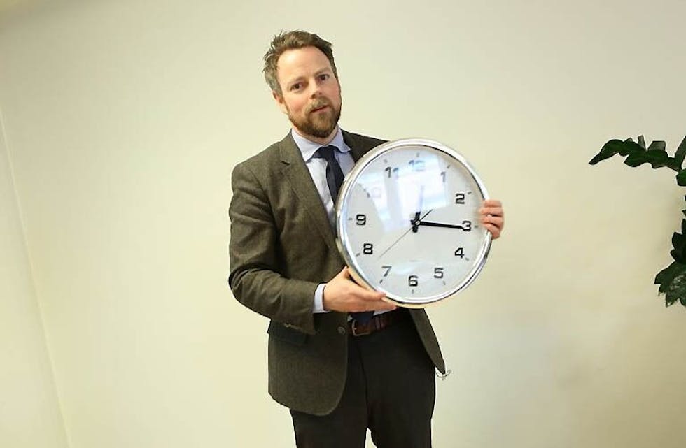 HUSKEREGEL: En enkel huskeregel for å stille klokka er at klokka alltid skal stilles mot nærmeste sommer. Altså en time fram om våren, mot sommeren, og en time tilbake om høsten, mot sommeren. Her med næringsminister Torbjørn Røe Isaksen. Foto: