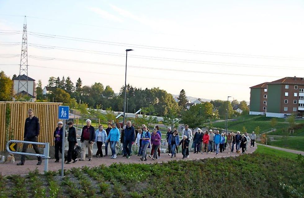 GODT OPPMØTE: Mange møtte opp for å få seg en fellestur langs Hovinbekkens utstrekning i Bydel Bjerke. Foto: