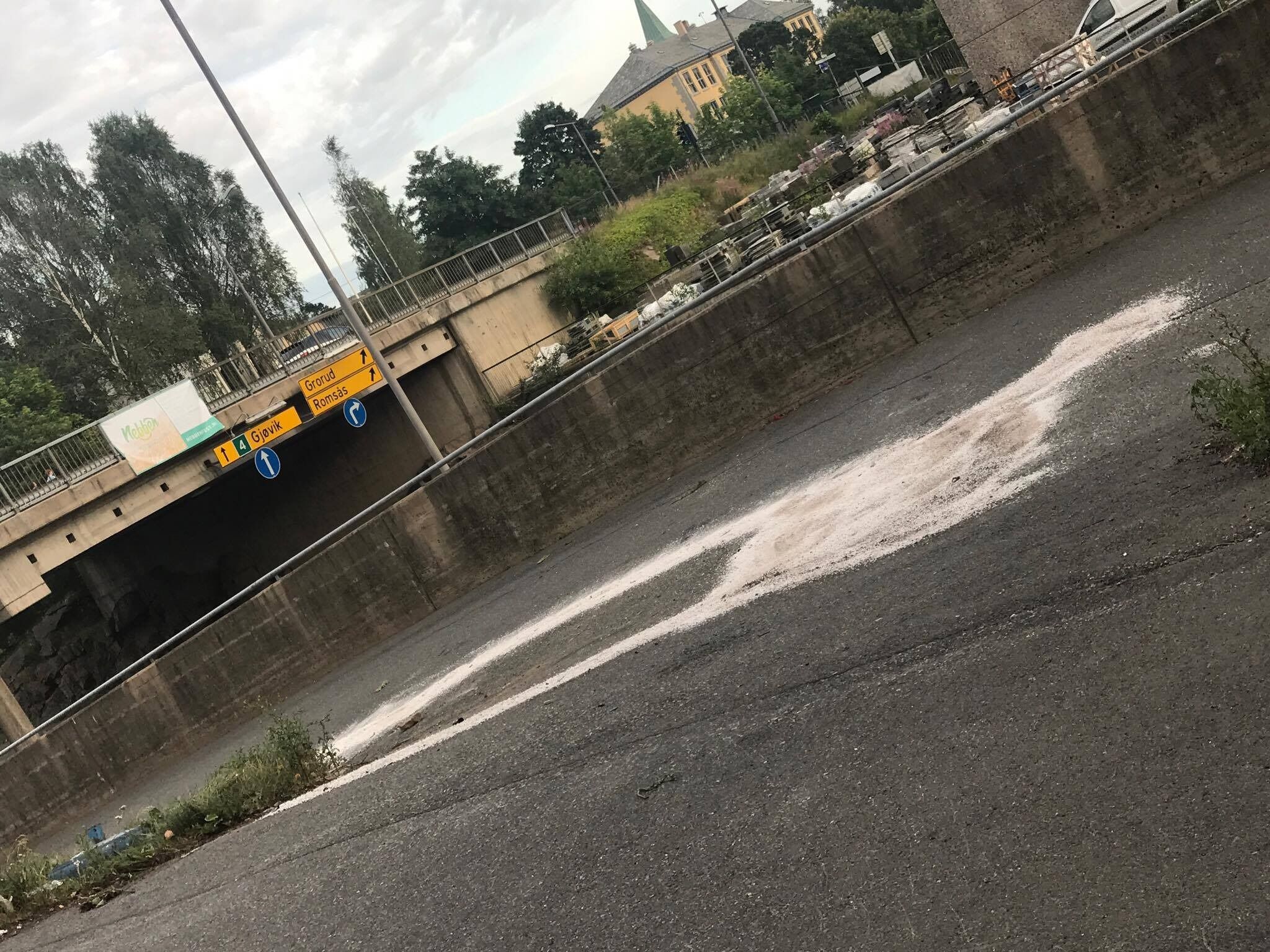 RYDDET: Bilen ble fort fjernet fra stedet, og slik ser det nå ut der bilen lå. Foto: