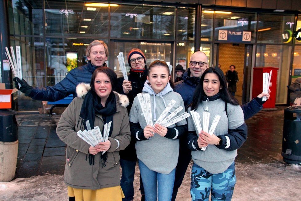 - VÆRSÅGOD: Lokalpolitikere og frivilligheten delte ut reflekser ved Furuset t-banestasjon. Bak f.v.: Knut Røli (Ap), Tore Syvert Haga (SV) og Ivar Morken (Ap). Foran f.v.: Monique Nyberget Hiller (Ap), Medina og Dilsa.