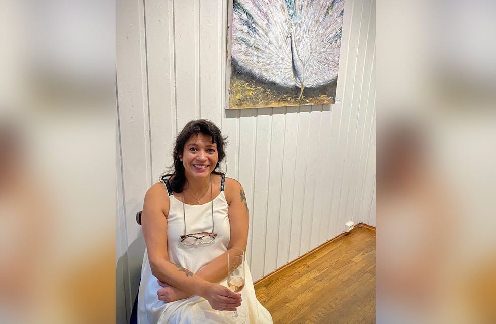 STOLT: Susana Mercedes Kværndal smilte fra øre til øre da hun åpnet utstillingen «Dont' forget about the environment» sist lørdag. Foto: Privat