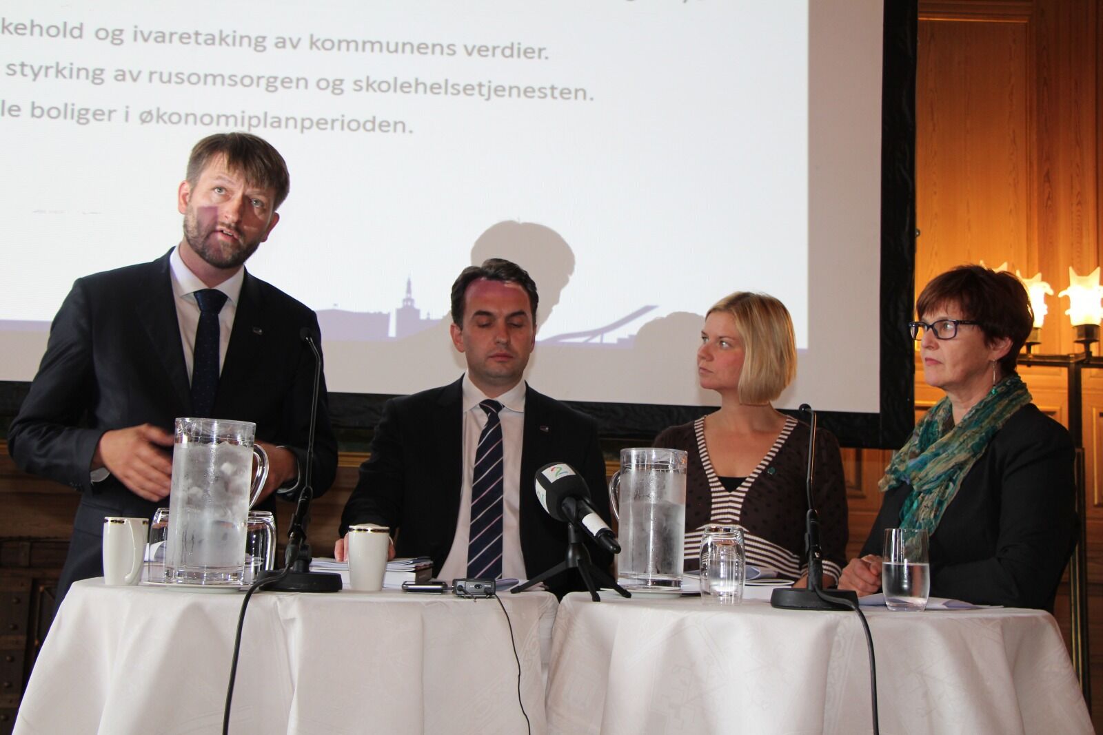 VAGE OM GRORUDDALS-SATSINGEN: Byrådet, med finansbyråd Eirik Lae Solberg (H), byrådsleder Stian Berger Røsland (H), miljøbyråd Guri Melby (V) og eldrebyråd Aud Kvalbvein (KrF) i spissen, la fram sitt budsjettforslag på onsdag.  Foto: