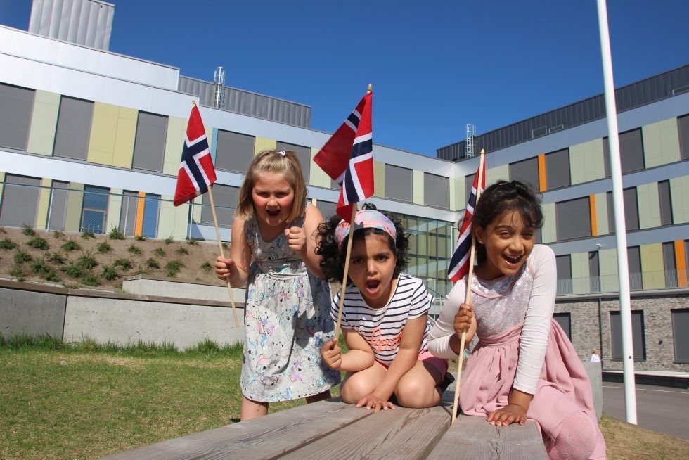 BRA DAG: Aurora (7), Nora (6) og Anjalina (6) har mye positivt å si om den store festdagen, og hva man spiser og hvem man tilbringer dagen med er to viktige grunner. Foto: