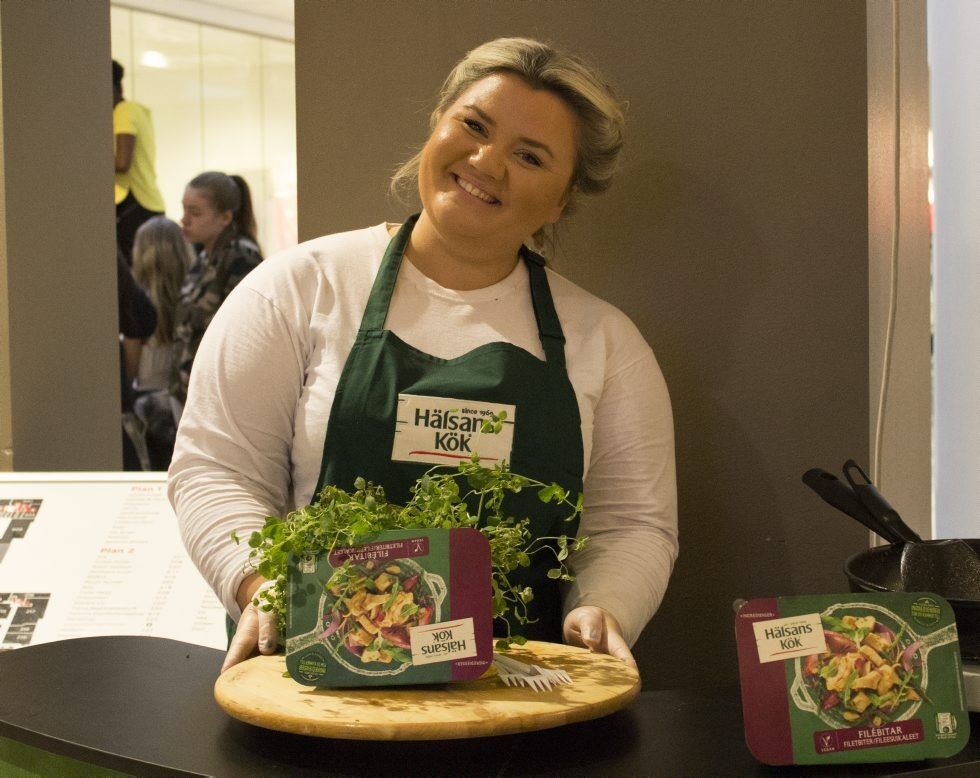 VEGETARRETTER: Pernille Waadeland sto lenge på Linderud senter for å servere kundene vegetarretter. Foto: