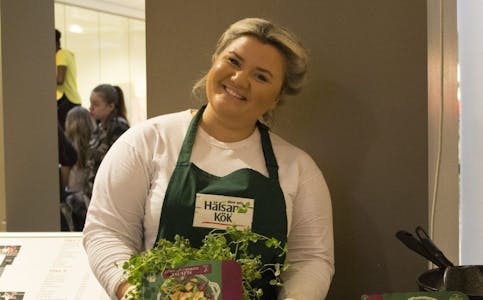 VEGETARRETTER: Pernille Waadeland sto lenge på Linderud senter for å servere kundene vegetarretter. Foto: