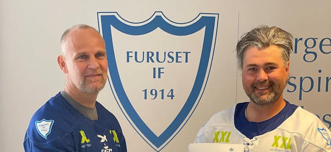 SIGNERT: Kenneth Larsen har signert som ny trener i Furuset Ishockey. Her med daglig leder, Anders Moe Kristiansen. Foto: