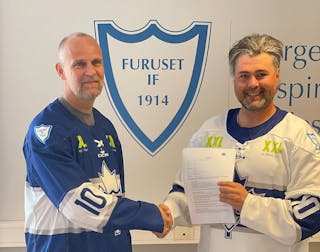 SIGNERT: Kenneth Larsen har signert som ny trener i Furuset Ishockey. Her med daglig leder, Anders Moe Kristiansen. Foto: