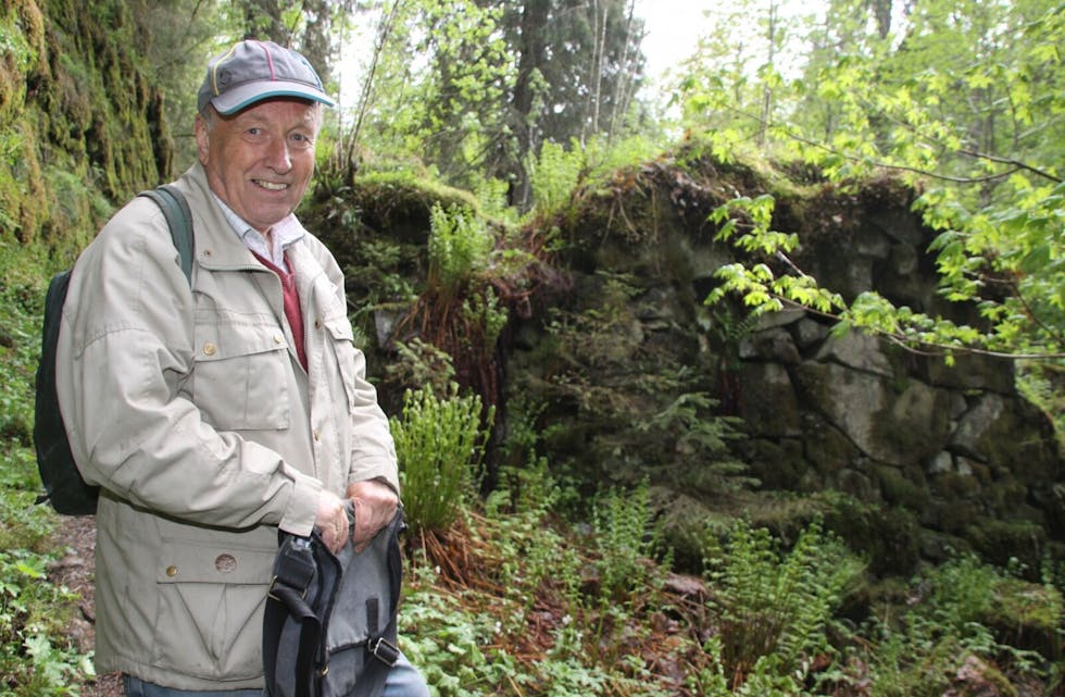 KOM HIT: Leder Frithjof Funder i Oslo Elveforum oppfordrer folk til å se nærmere på den gamle mølla ved Ellingsrudelva. Foto: