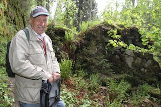 KOM HIT: Leder Frithjof Funder i Oslo Elveforum oppfordrer folk til å se nærmere på den gamle mølla ved Ellingsrudelva. Foto:
