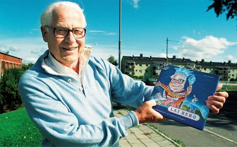Lai Berg har gått bort, 97 år gammel. Slik husker vi ham. Her fotografert i 2003 i forbindelse med 50-årsjubileum for hans virksomhet. I bakken nedenfor holdt han i mange år til med sitt norske konsernkontor. Foto: Akers Avis Groruddalen