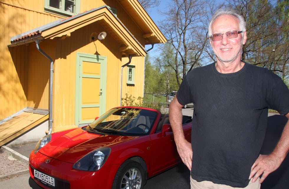 OPPLEVELSETUR: For rektor Magne Dahl på Furuset skole er det beste med å ha en Toyota MR2 2002 modell å kjøre med taket nede i solskinnsvær på landeveier. Foto: