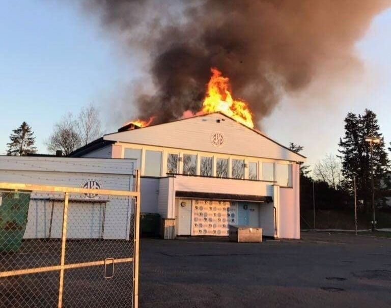 SKREKKELIG SYN: HSILs klubbhus i full fyr. Foto: