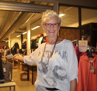NYTT TILSKUDD: Sissel Waaler i Årvoll Outlet ser positivt på at Årvoll senter har fått en ny klesbutikk. Foto:
