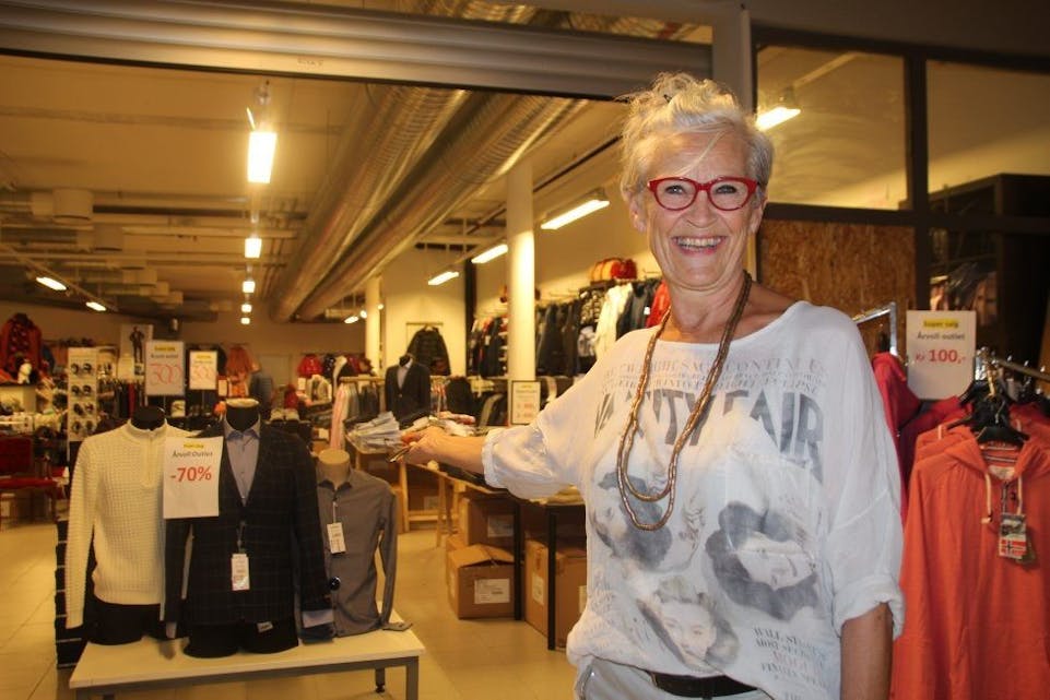 NYTT TILSKUDD: Sissel Waaler i Årvoll Outlet ser positivt på at Årvoll senter har fått en ny klesbutikk. Foto: